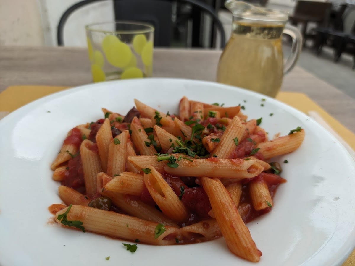 Penne al sugo rosso con olive e capperi