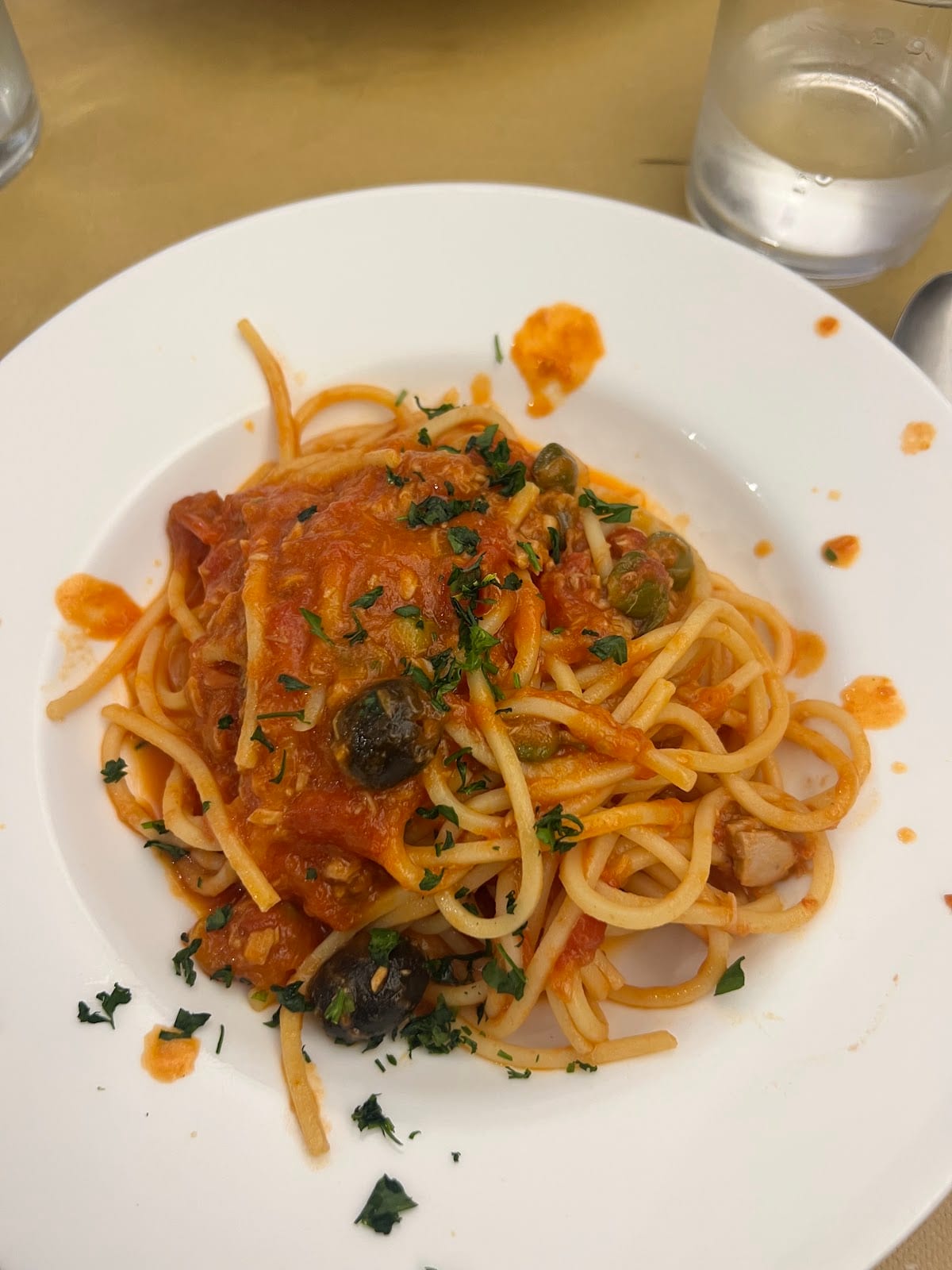 Spaghetti al sugo rosso con olive e capperi
