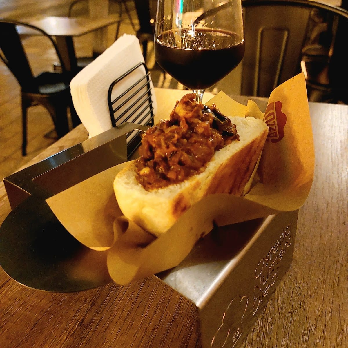 Pane con condimento scuro e vino rosso